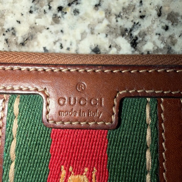 ✨Authentic! EXCELLENT CONDITION! Gucci Women’s Wallet featuring a 🐝 Logo/Stars!✨ - Picture 2 of 6